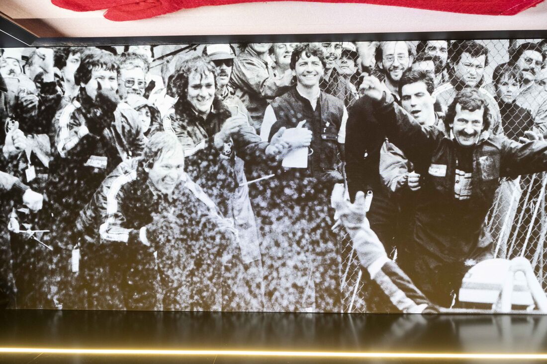 Foto histórica da equipe Lotus projetada nas telas do evento