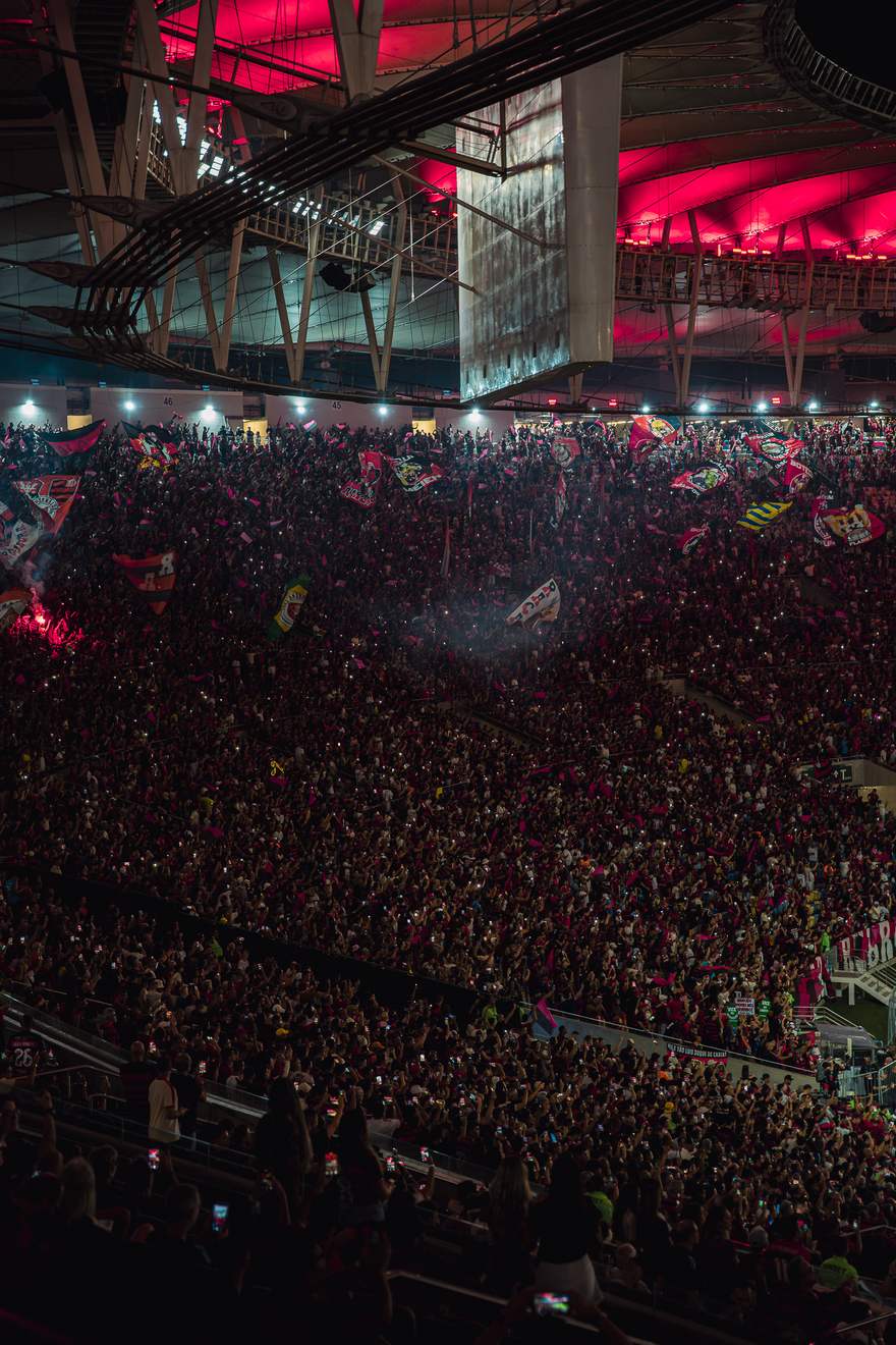 Torcida sob o teto vermelho do Maracanã na noite da ativação