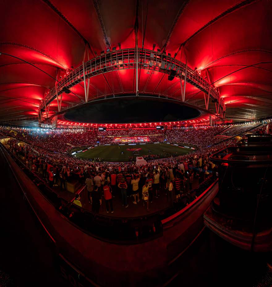 Panorâmica do Maracanã sob o teto vermelho no momento do bandeirão