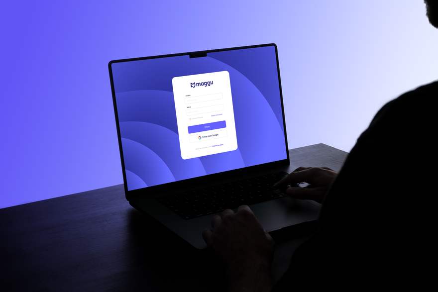 Tela de login da plataforma Maggu no laptop