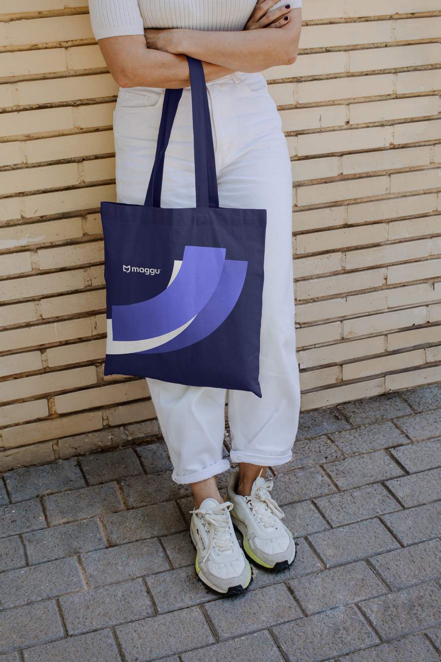 Ecobag azul da Maggu com grafismos em curva