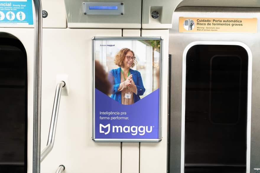 Cartaz em vagão de trem com a assinatura Inteligência pra farma performar